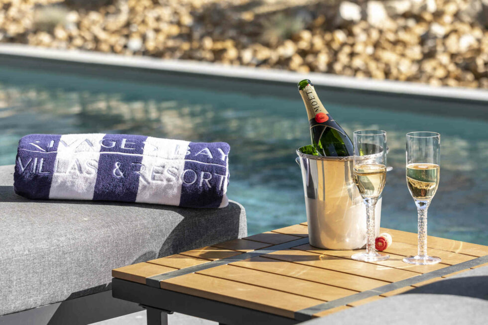 Piscine extérieure avec transats au domaine Rivages Bay