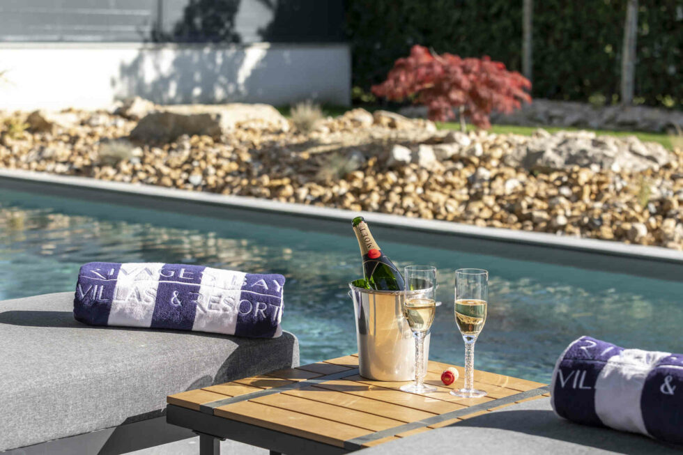 Piscine extérieure avec transats au domaine Rivages Bay