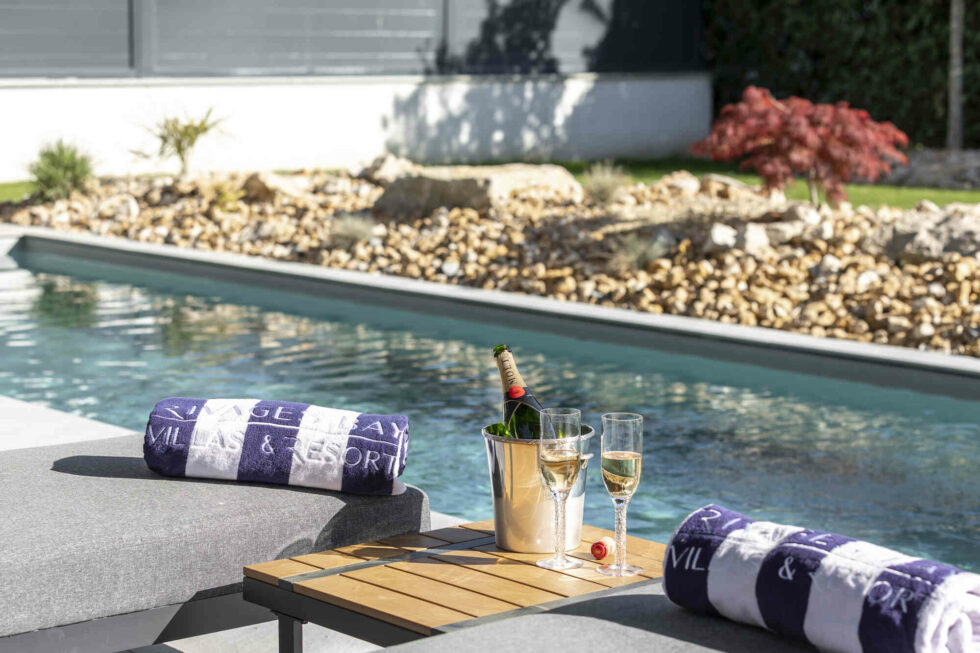 Piscine extérieure avec transats au domaine Rivages Bay
