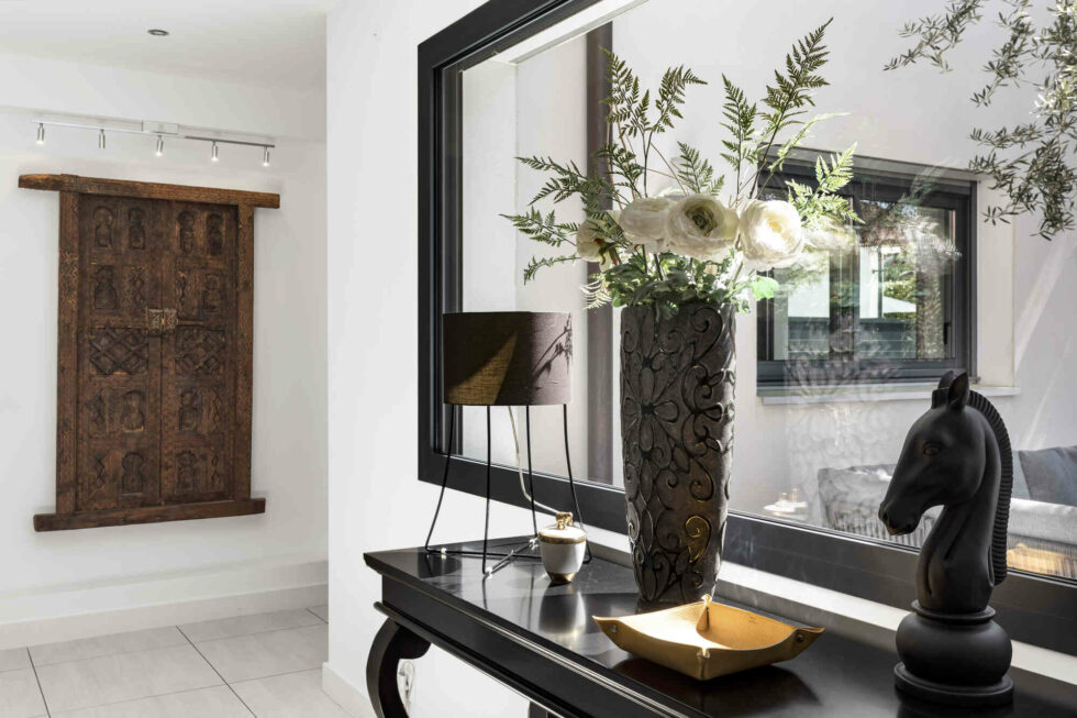 Salon lumineux d'une villa de luxe près de Genève et du lac Léman
