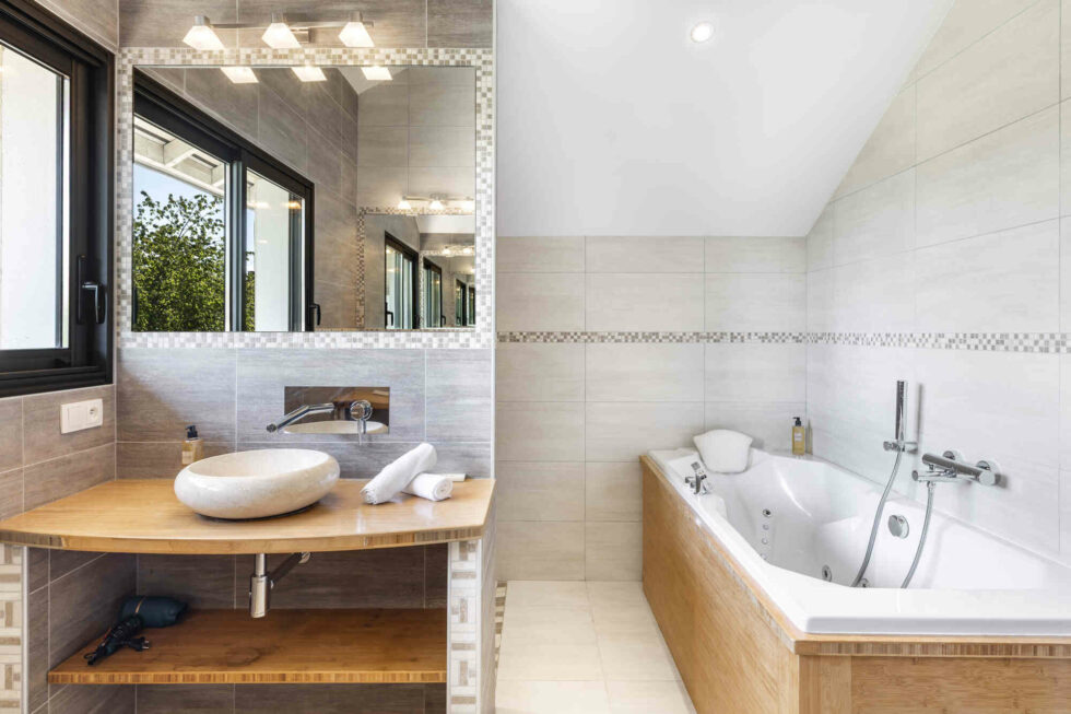Salle de bain avec baignoire spa - chambre Rivages Bay