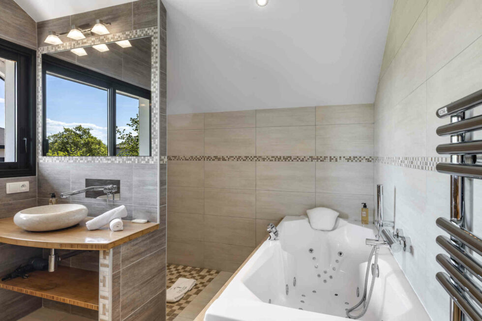 Salle de bain avec baignoire spa - chambre Rivages Bay