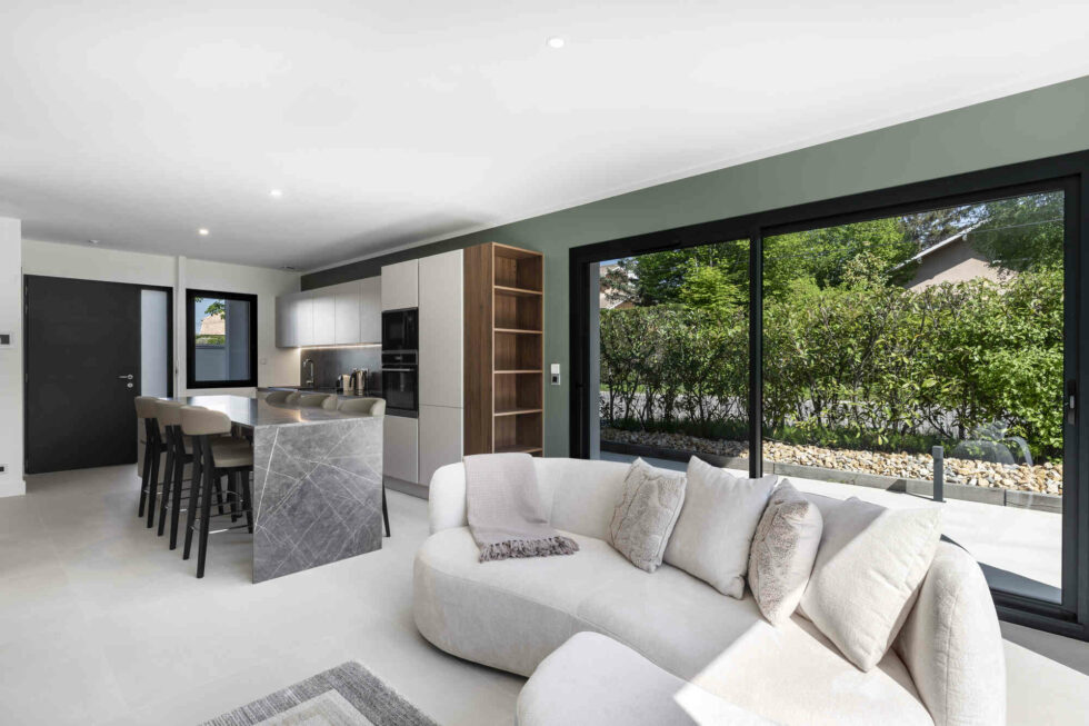 Grand salon avec accès terrasse dans une villa de luxe