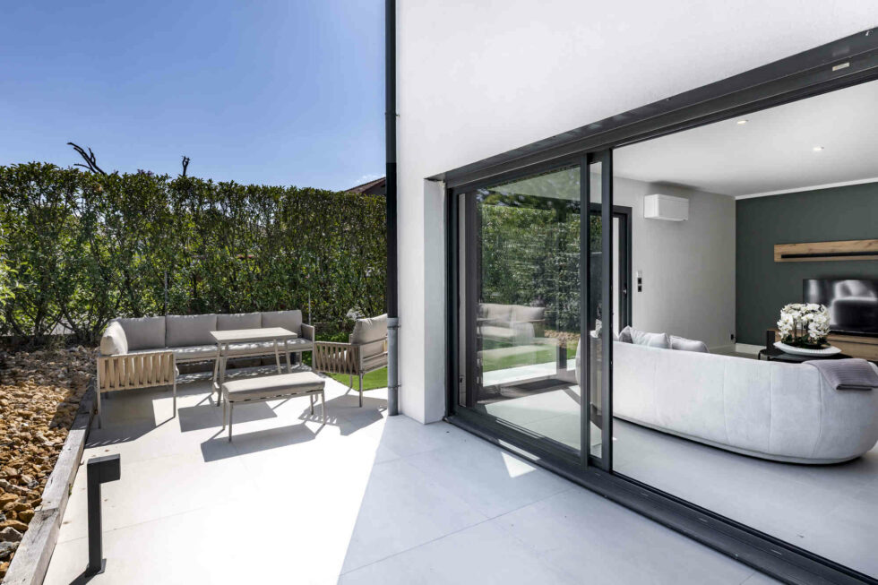Terrasse et jardin d'une villa de luxe près du Lac Léman