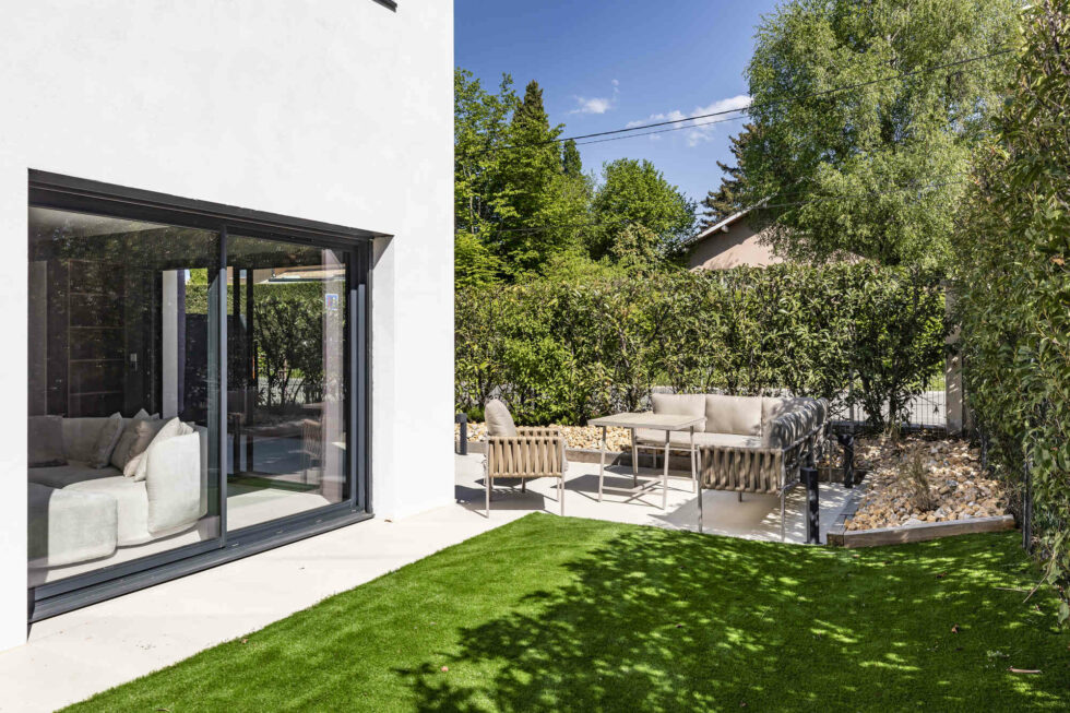 Terrasse et jardin d'une villa de luxe près du Lac Léman