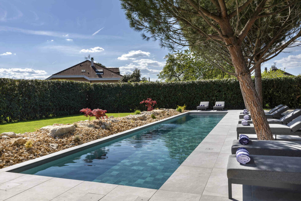 Espace détente avec piscine privée au bord du Lac Léman