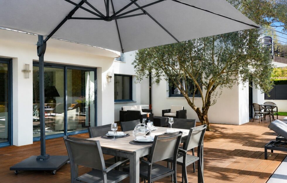 Terrasse et jardin d'une villa de luxe près du Lac Léman